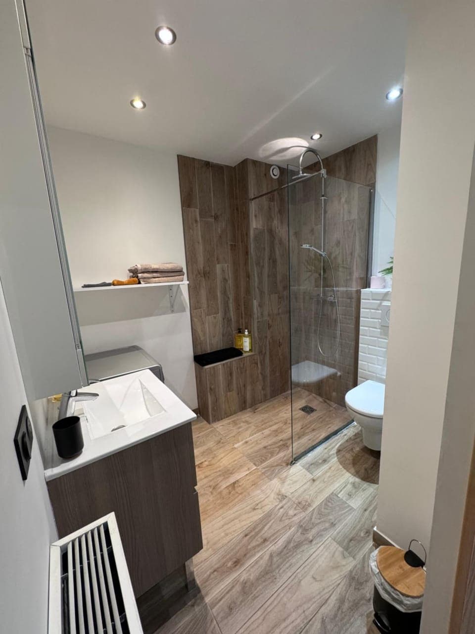 Shower, Toilet, Bathroom, towels