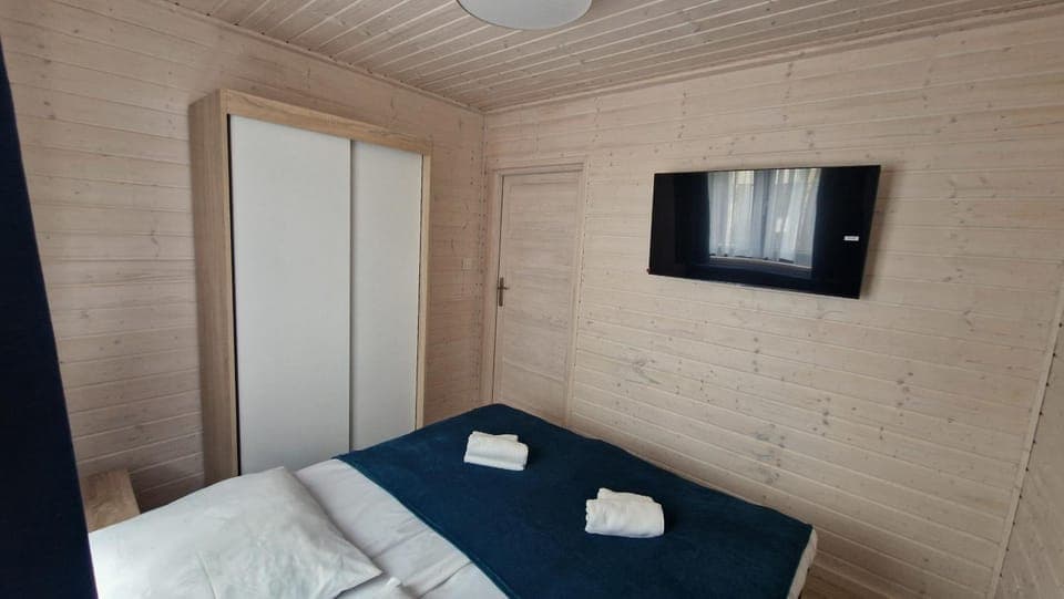 Bedroom, towels, wardrobe