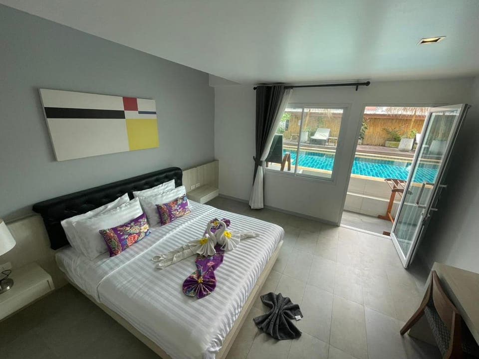 Bed, Photo of the whole room, Bedroom, Pool view, Swimming pool, sunbed, towels