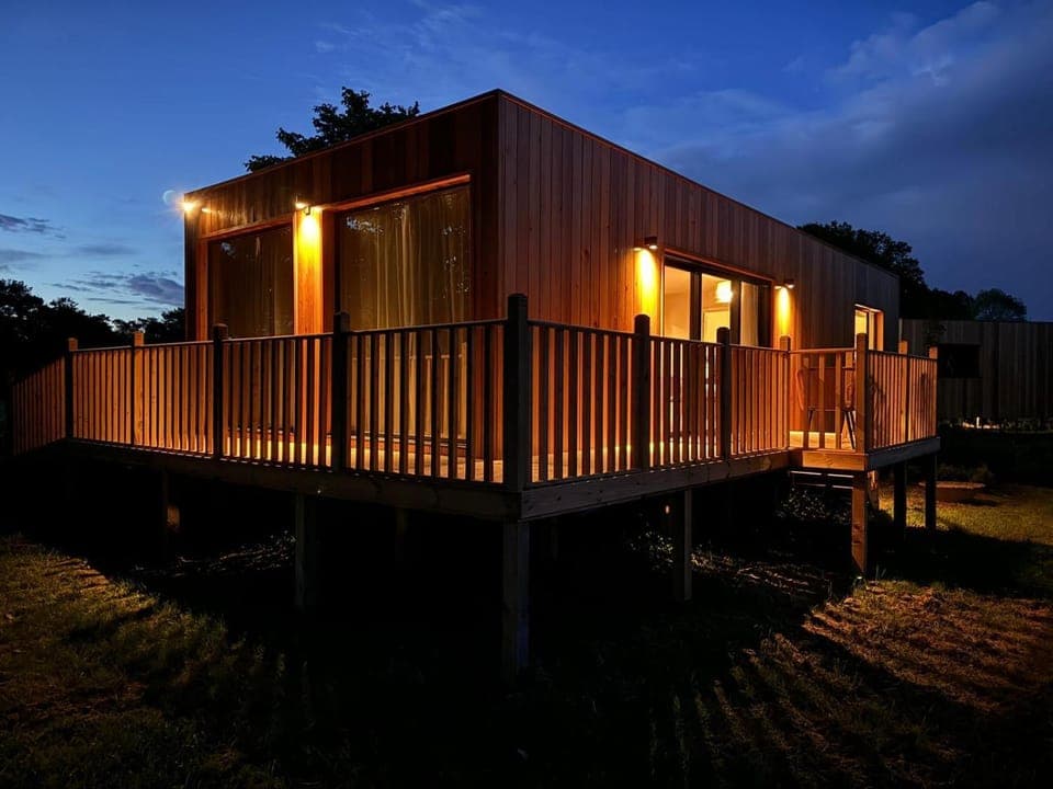 Property building, Facade/entrance, Night, Balcony/Terrace, Garden view