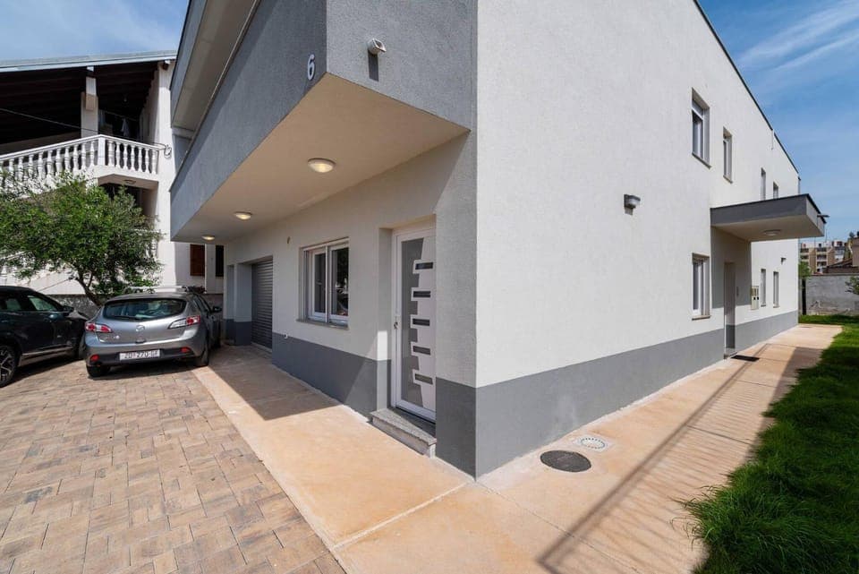 Property building, Facade/entrance, Off site