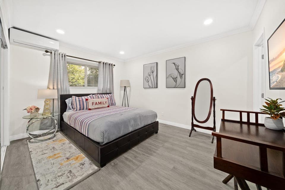 Bed, Photo of the whole room, Bedroom