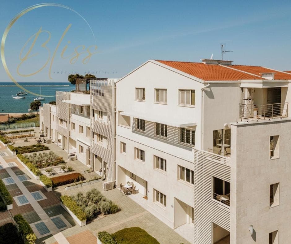 Property building, Sea view, Location