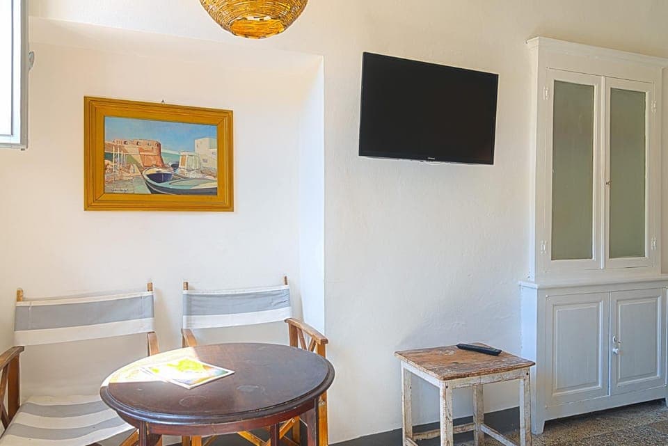 Photo of the whole room, Dining area