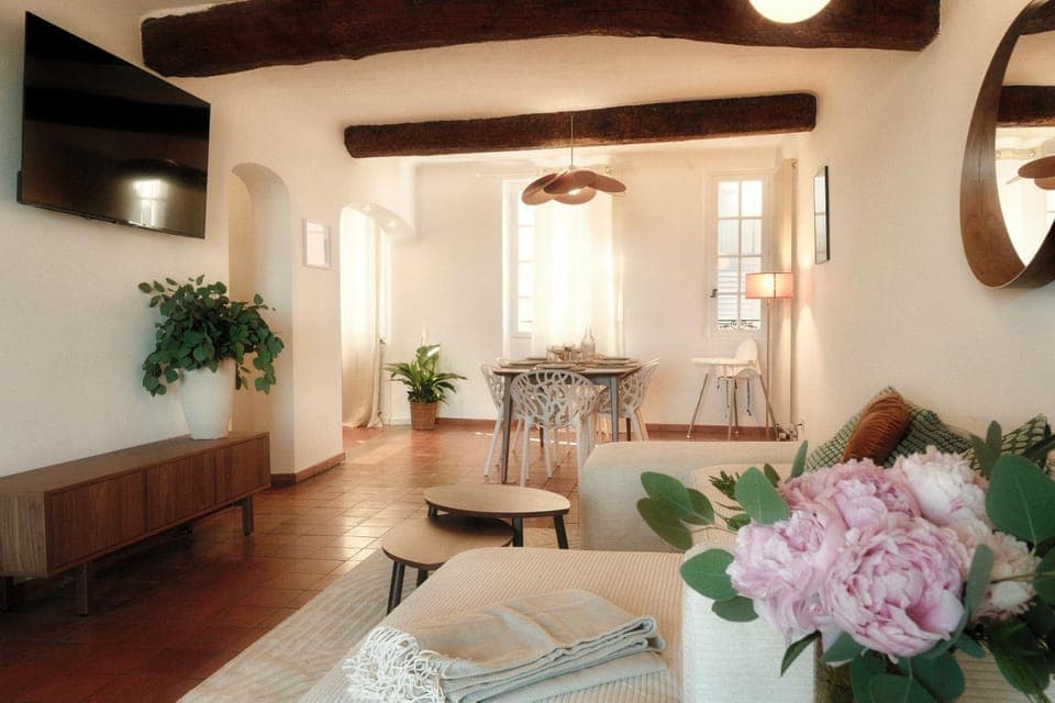 TV and multimedia, Living room, Seating area, Dining area