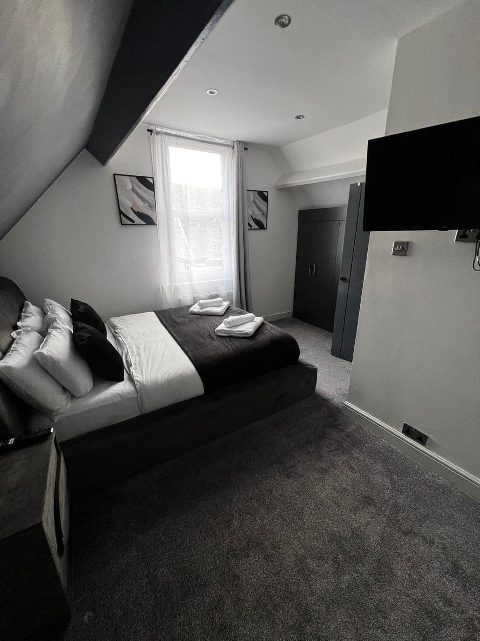 Bed, Photo of the whole room, Bedroom