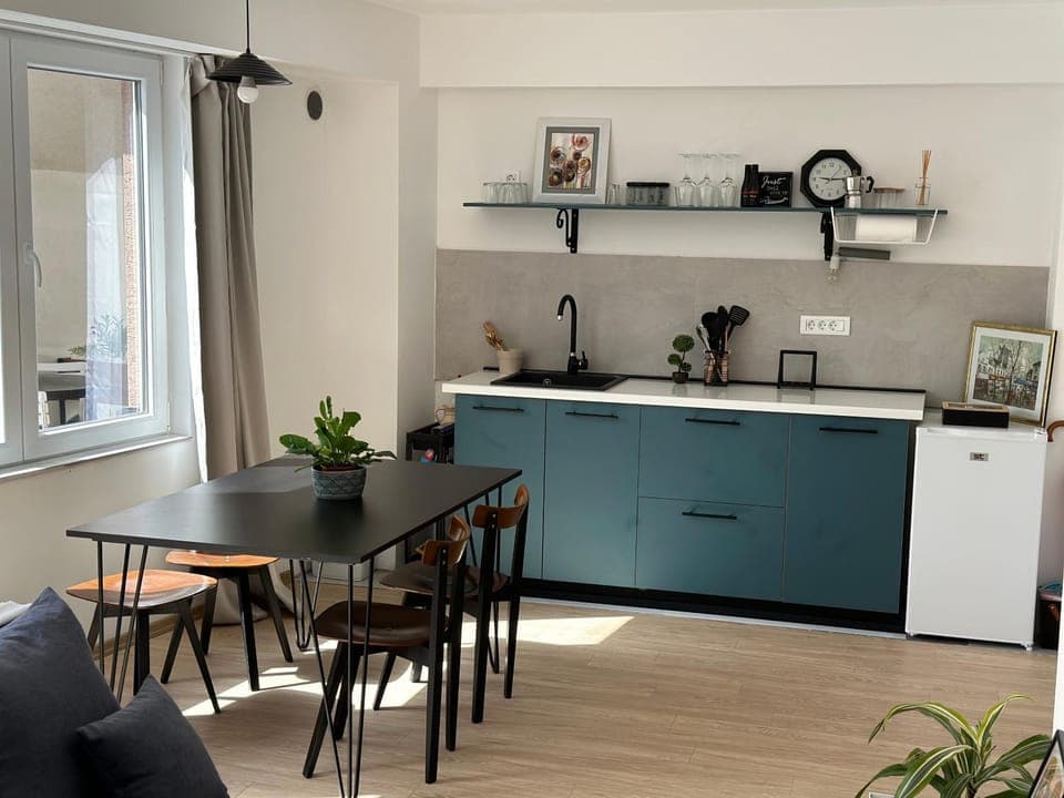 Coffee/tea facilities, Kitchen or kitchenette, Dining area, stove