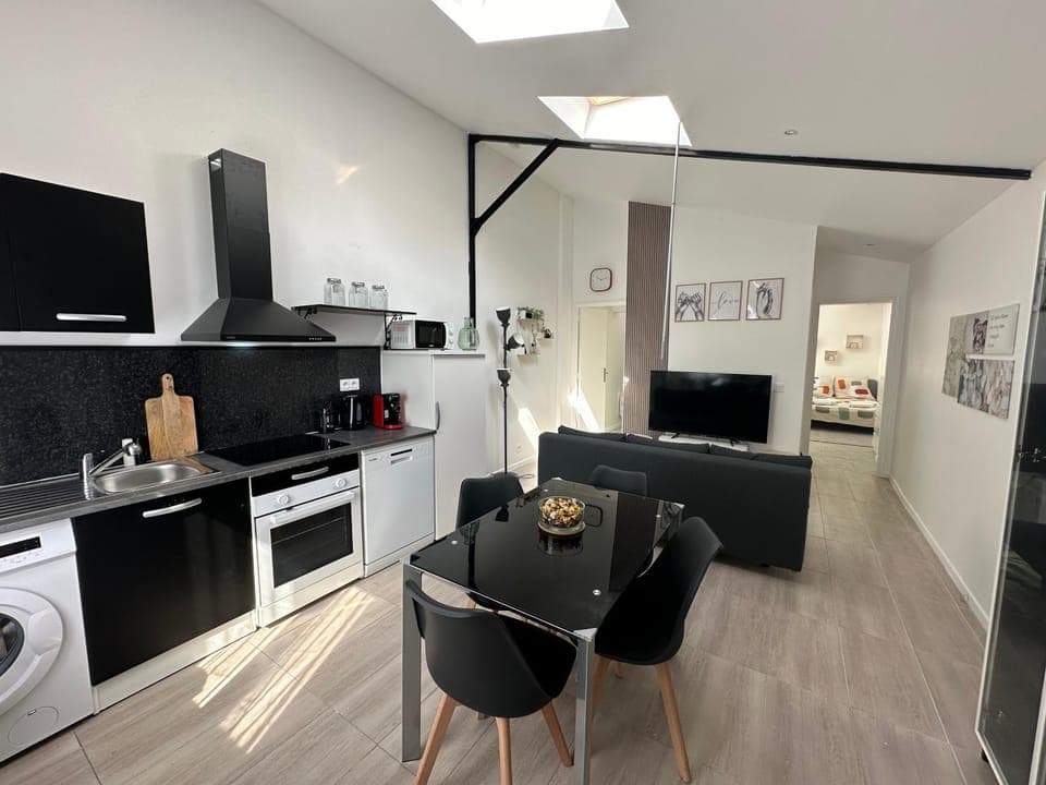 TV and multimedia, Kitchen or kitchenette, Living room, Seating area, Dining area, dishwasher, oven, stove, toaster, washing machine, kitchen