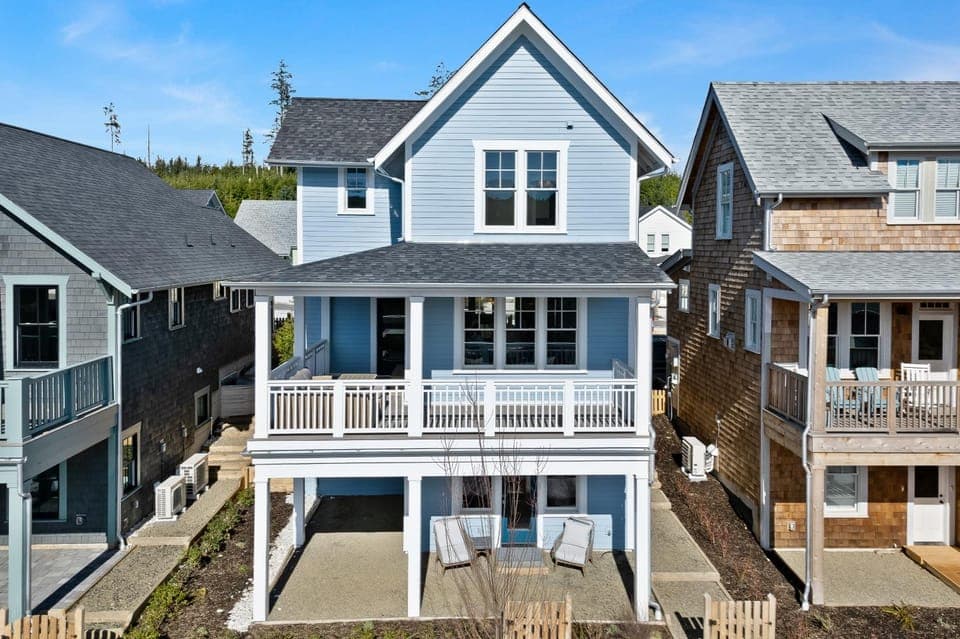 Property building, Day, View (from property/room), Balcony/Terrace
