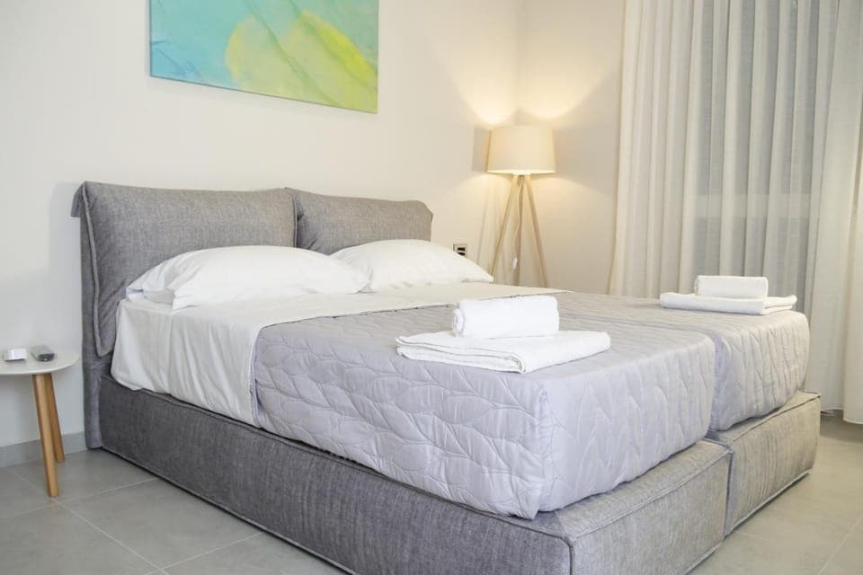 Bed, Bedroom, towels