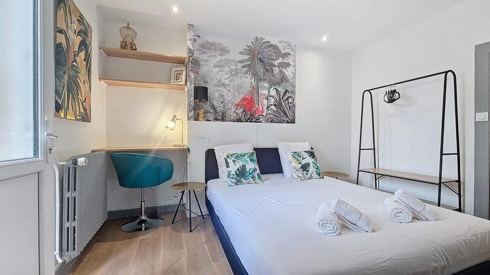 Bed, Photo of the whole room, Bedroom, towels