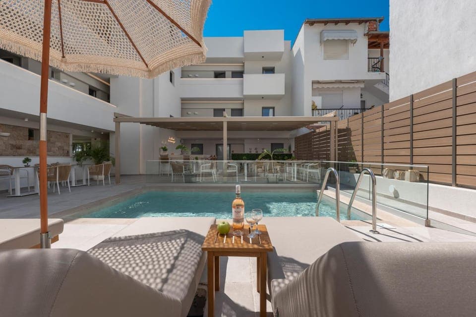 Patio, Day, Balcony/Terrace, Seating area, Pool view, Swimming pool, sunbed, Internal: Not applicable to any particular room