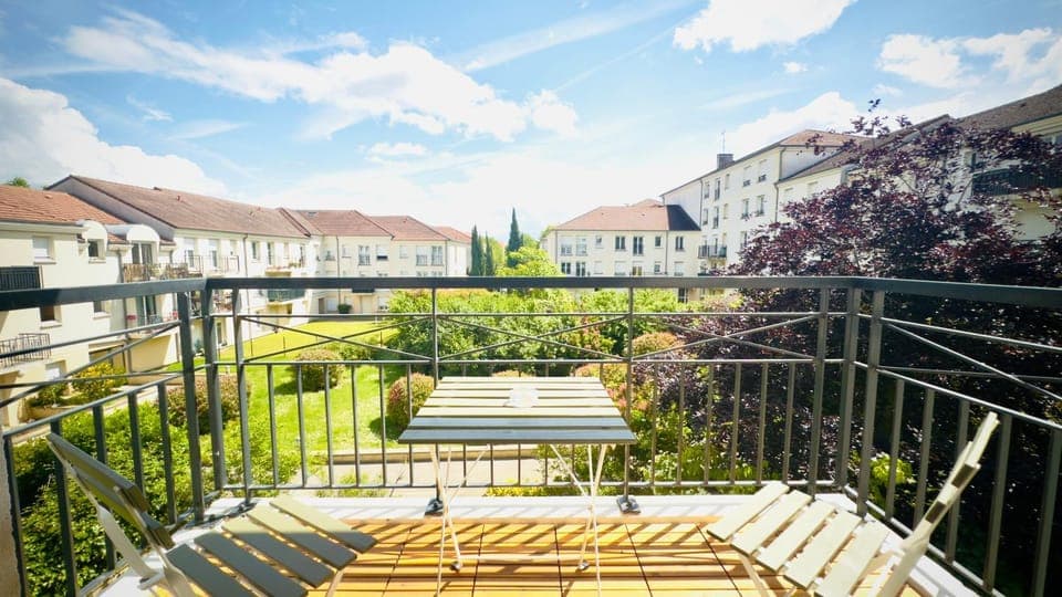 Property building, Day, View (from property/room), Balcony/Terrace