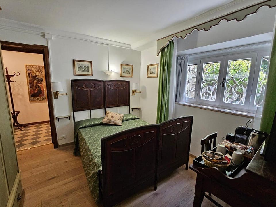 Bed, Photo of the whole room, Seating area, Bedroom