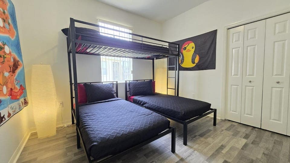 Themed kid bedrooms, 17 miles to Disney and Legoland, private pool, kitchen, wifi, washer, dryer House in Haines City