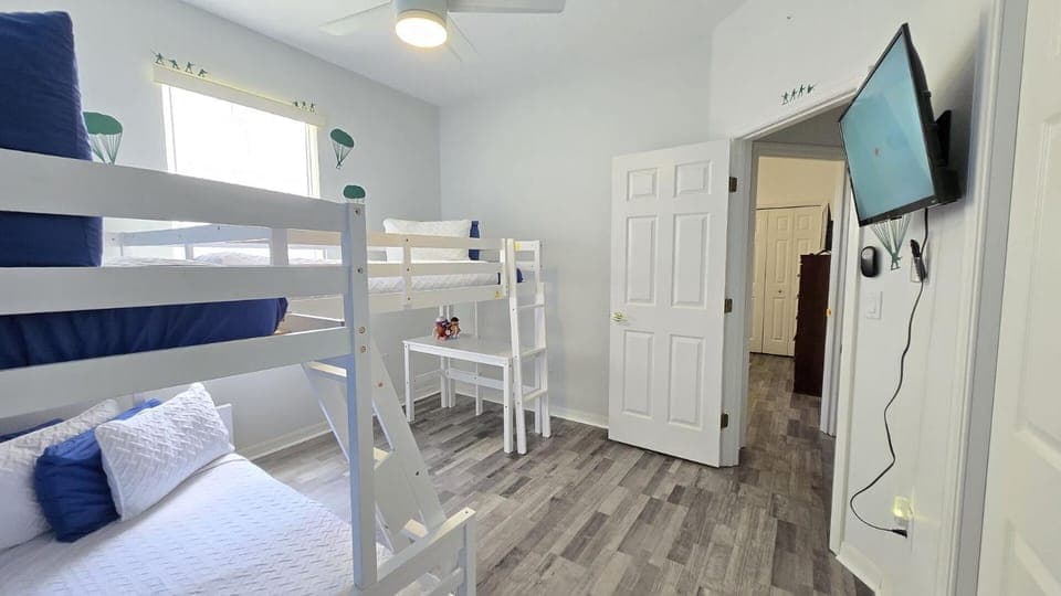 Themed kid bedrooms, 17 miles to Disney and Legoland, private pool, kitchen, wifi, washer, dryer House in Haines City