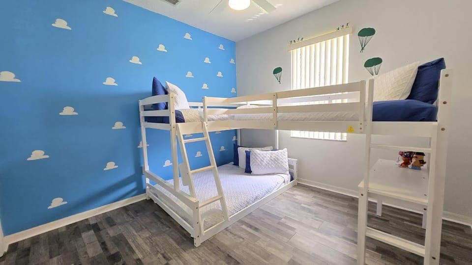 Themed kid bedrooms, 17 miles to Disney and Legoland, private pool, kitchen, wifi, washer, dryer House in Haines City