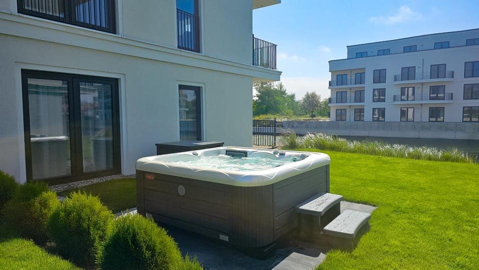 Hot Tub, Swimming pool