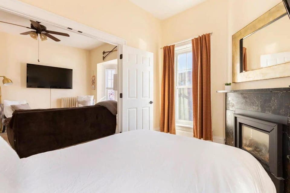 Bed, TV and multimedia, Evening entertainment, Bedroom, fireplace