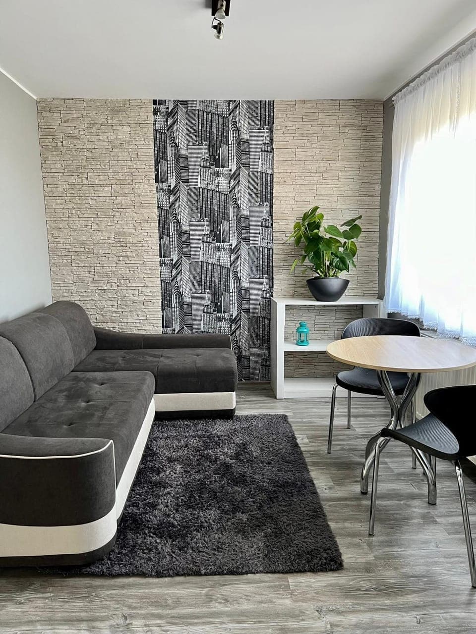 Photo of the whole room, Seating area