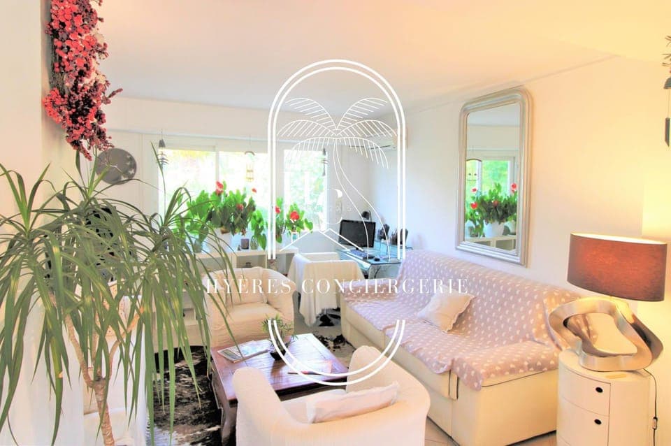 Bed, Living room, Seating area