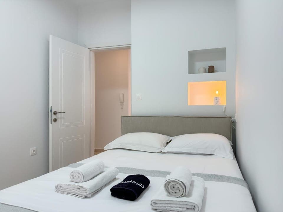 Photo of the whole room, Bedroom, towels, wardrobe