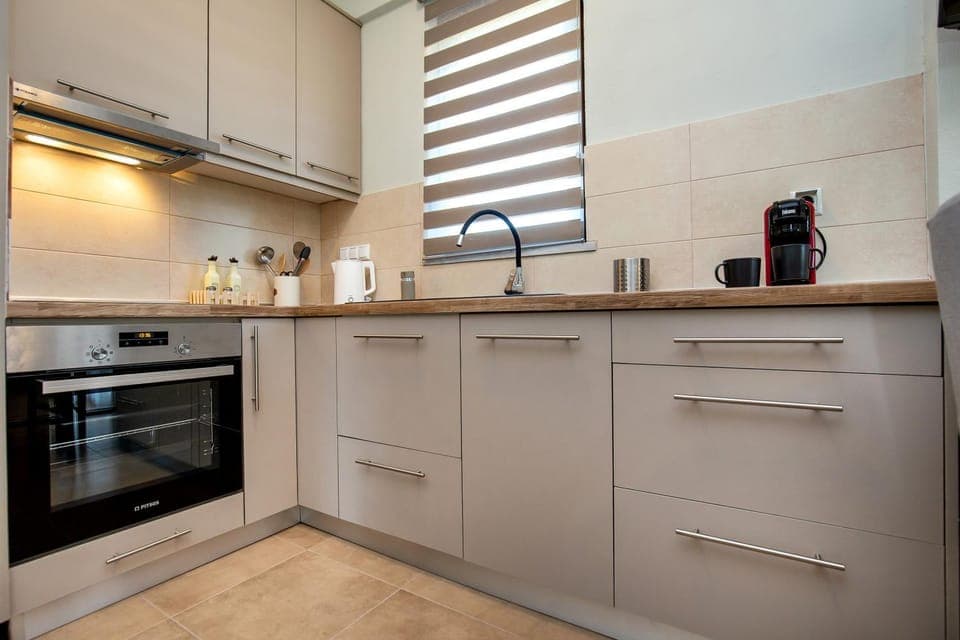 Coffee/tea facilities, Kitchen or kitchenette, oven