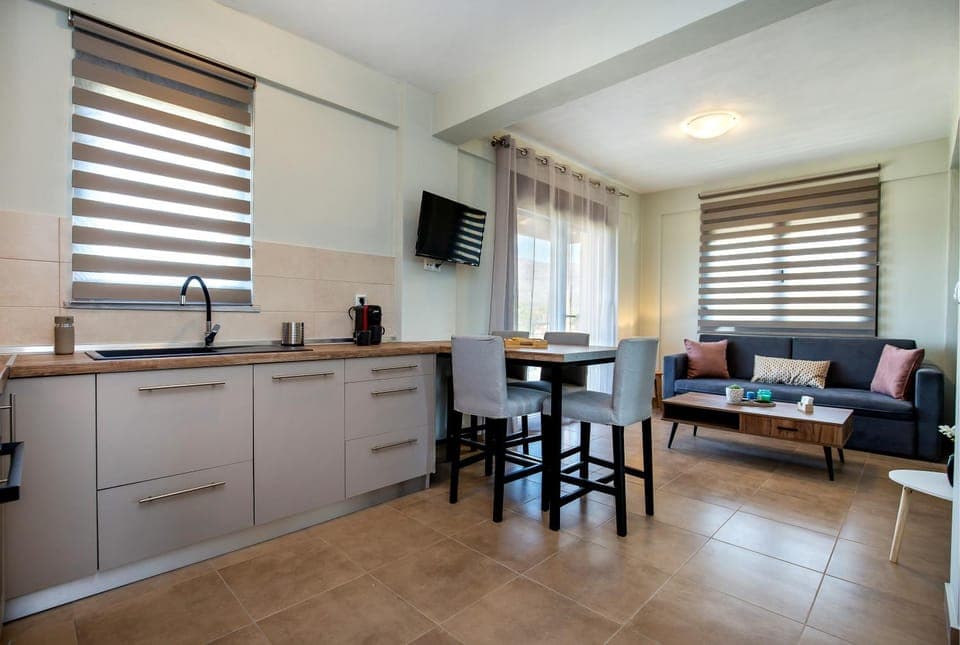 Kitchen or kitchenette, Seating area, Dining area