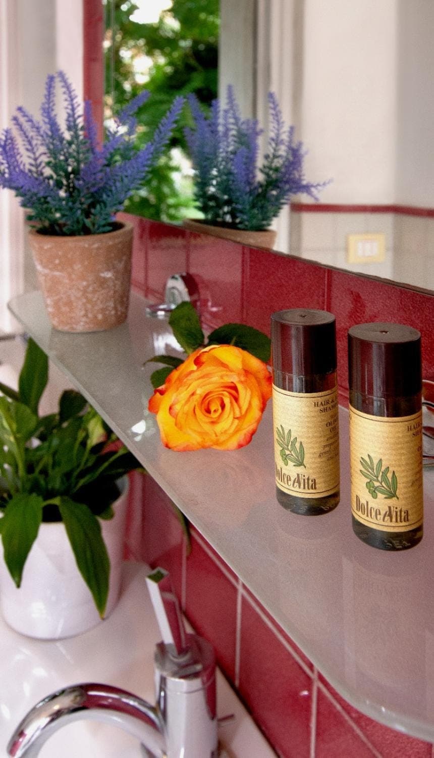 Property building, Garden, Bathroom, Balcony/Terrace, Decorative detail, Floor plan, Garden view, furniture, heating, internet, towels, elevator, air conditioner