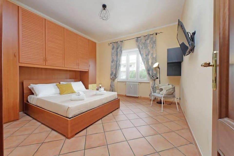 Bed, TV and multimedia, Photo of the whole room, Bedroom, towels, wardrobe