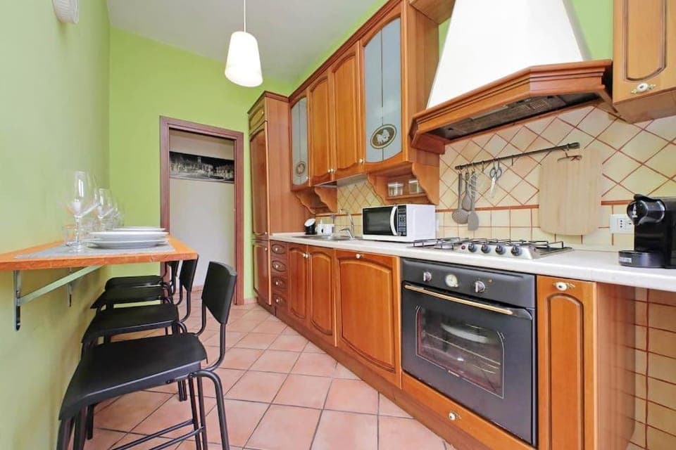 Coffee/tea facilities, Kitchen or kitchenette, Dining area, dishwasher, oven, stove, toaster