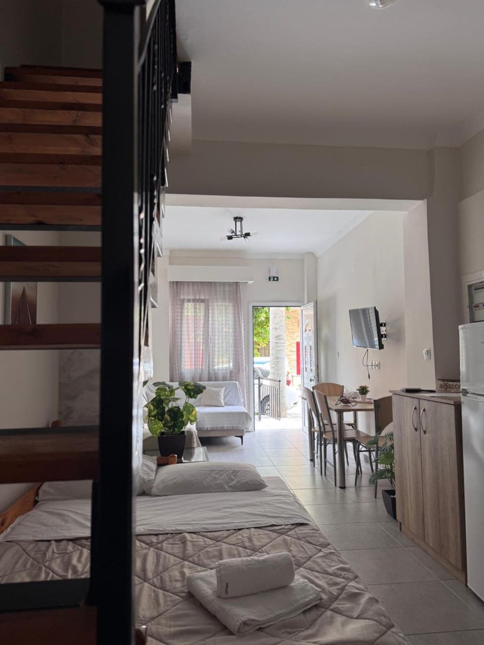 Property building, Bed, TV and multimedia, Living room, Photo of the whole room, Dining area