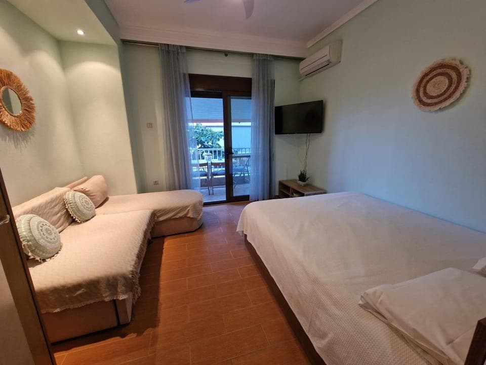 Bed, TV and multimedia, Living room, Seating area, Bedroom