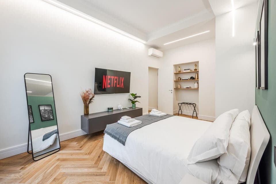 Bed, TV and multimedia, Bedroom