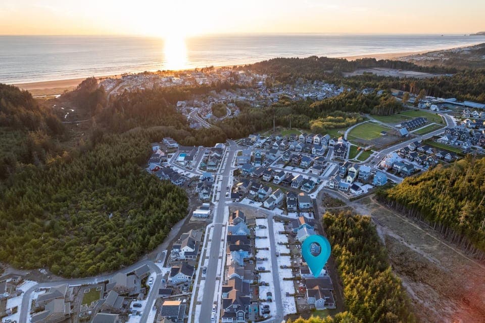 Property building, Neighbourhood, Natural landscape, Bird's eye view, Location, Sunset