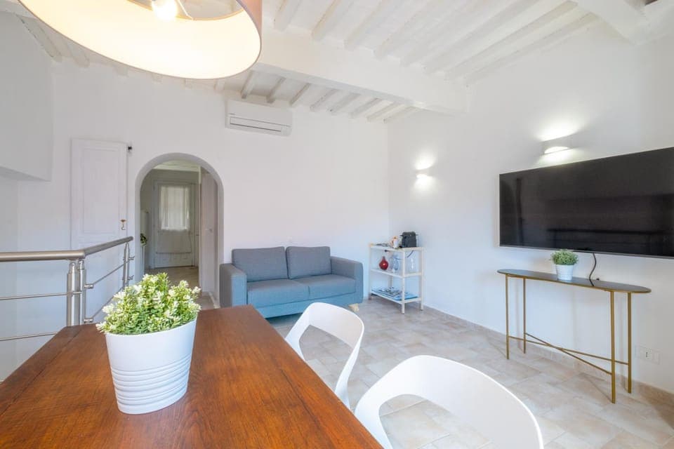 TV and multimedia, Living room, Seating area, Dining area