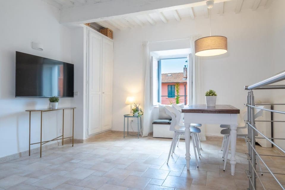 TV and multimedia, Living room, Seating area, Dining area