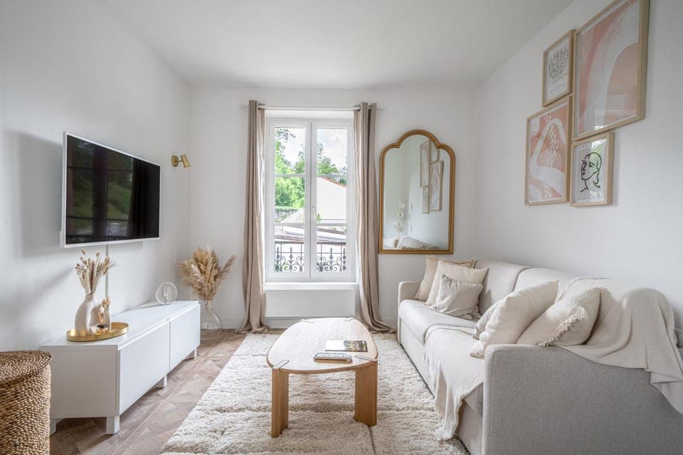 TV and multimedia, Living room, Decorative detail, Seating area