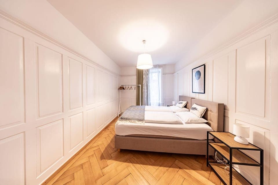 Bed, Photo of the whole room, Bedroom, Family, towels
