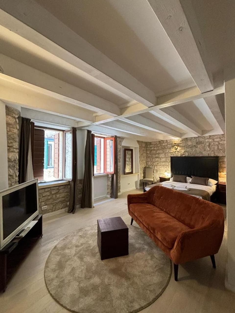 Communal lounge/ TV room, Bed, TV and multimedia, Living room, Photo of the whole room, Seating area, Evening entertainment, Bedroom