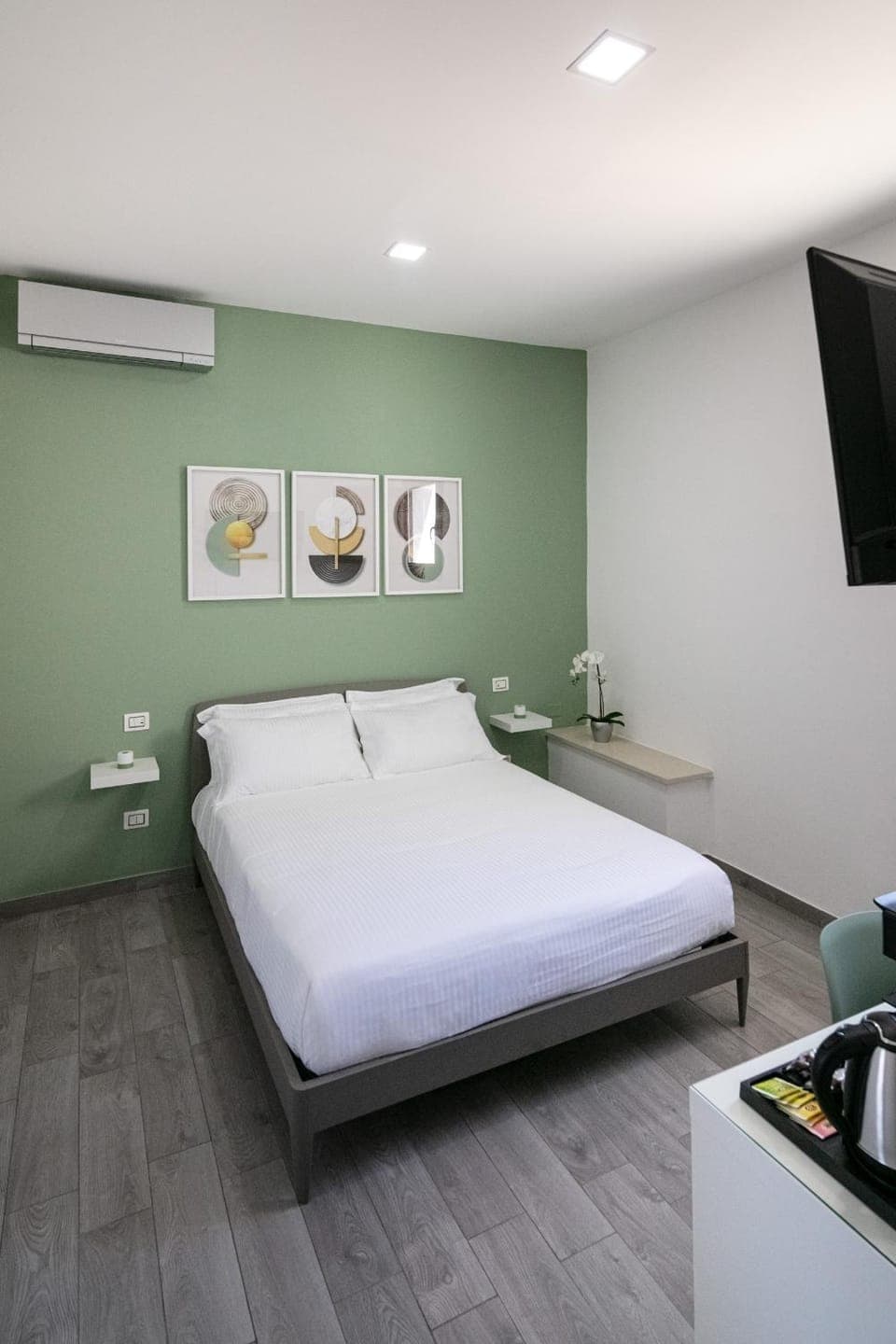 Bed, Photo of the whole room, Bedroom, air conditioner