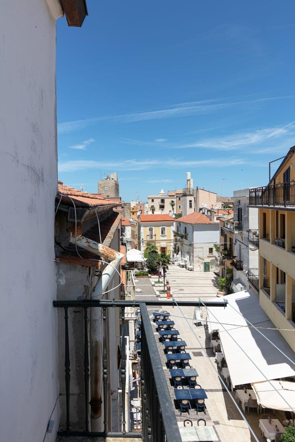 Day, Neighbourhood, City view, Street view