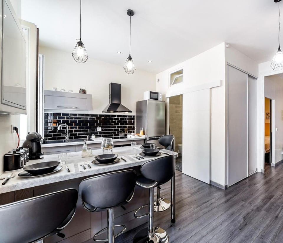 Dining area, oven, stove