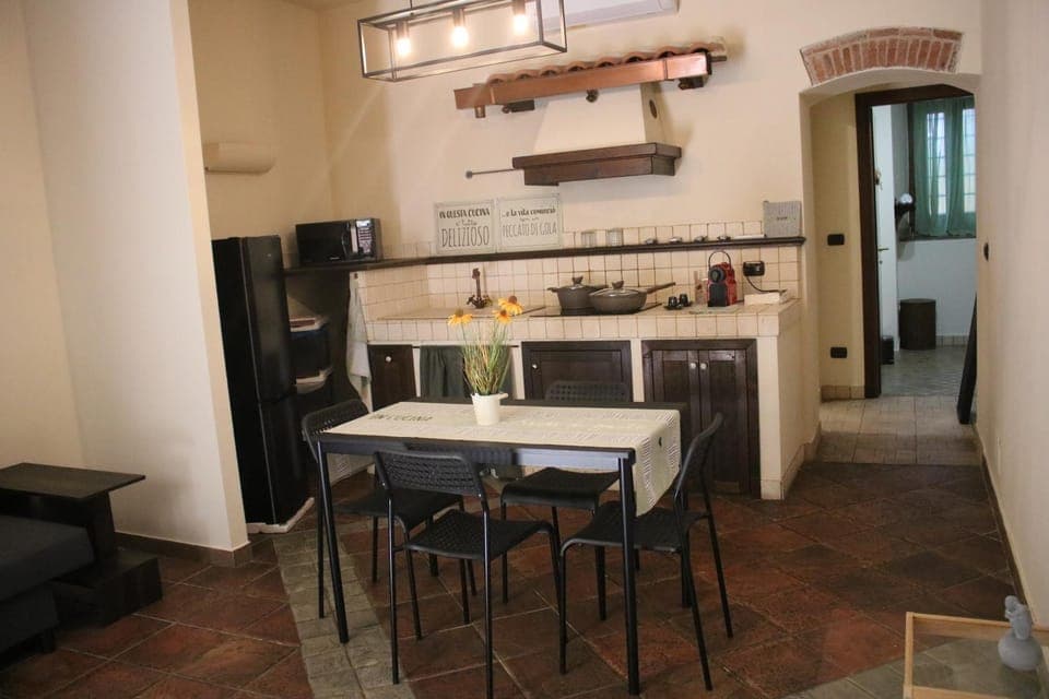 Kitchen or kitchenette, Dining area, oven, stove