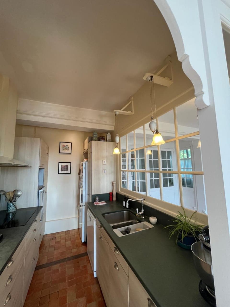 Kitchen or kitchenette, dishwasher, stove