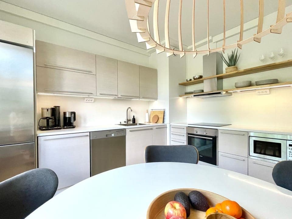 Kitchen or kitchenette, Dining area