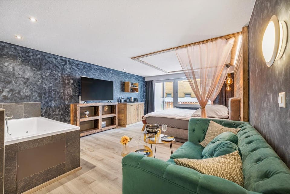 Bed, Hot Tub, TV and multimedia, Kitchen or kitchenette, Living room, Seating area, Bedroom