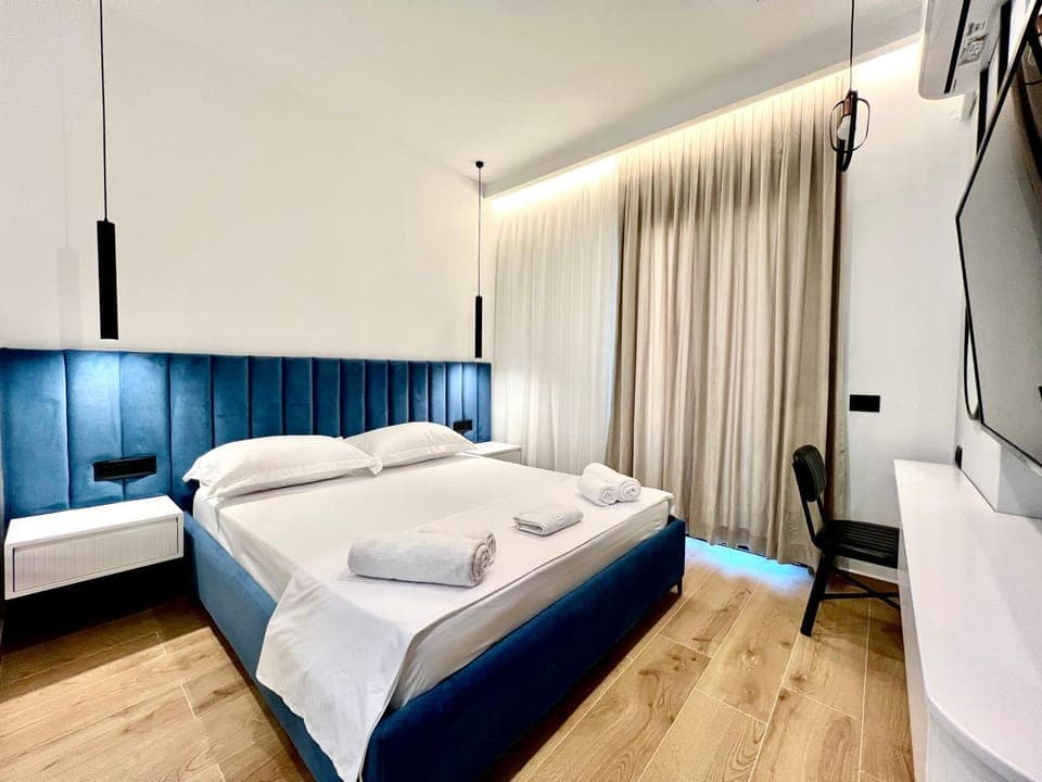 Bed, TV and multimedia, Photo of the whole room, Bedroom, towels