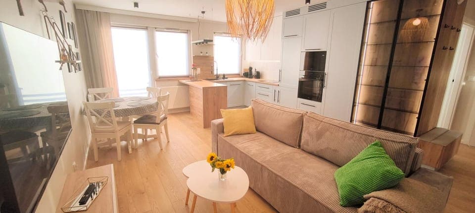 TV and multimedia, Kitchen or kitchenette, Living room, Seating area, Dining area