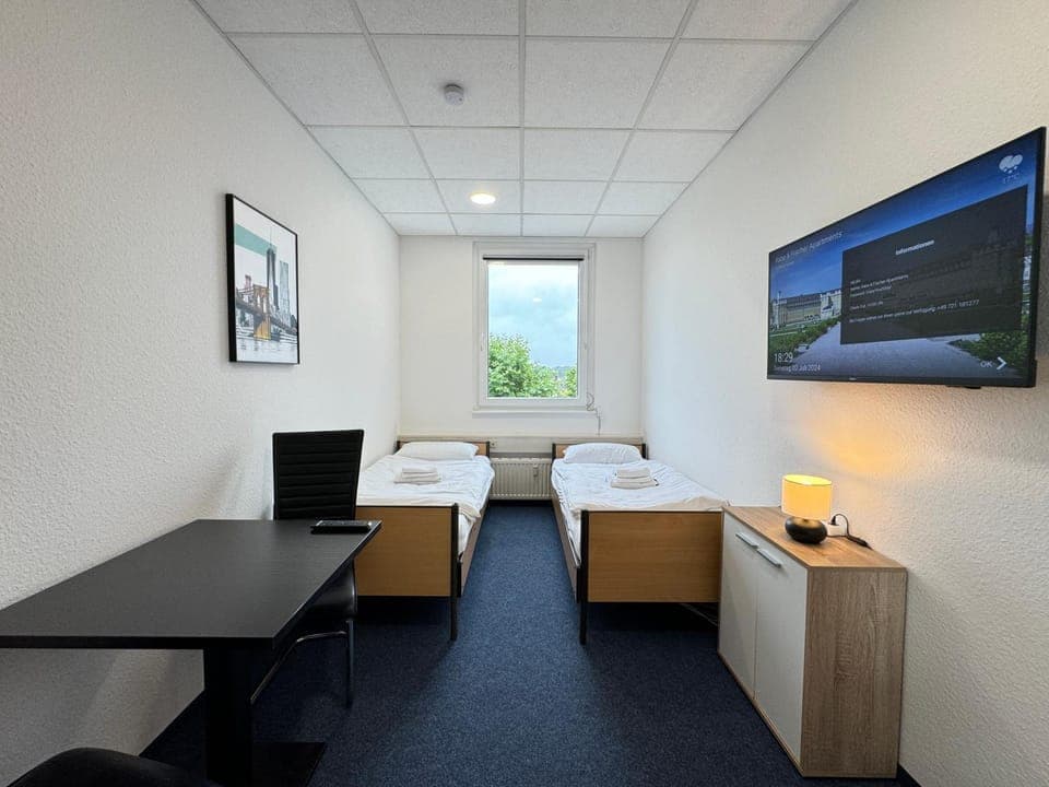 Bed, TV and multimedia, Photo of the whole room, Bedroom